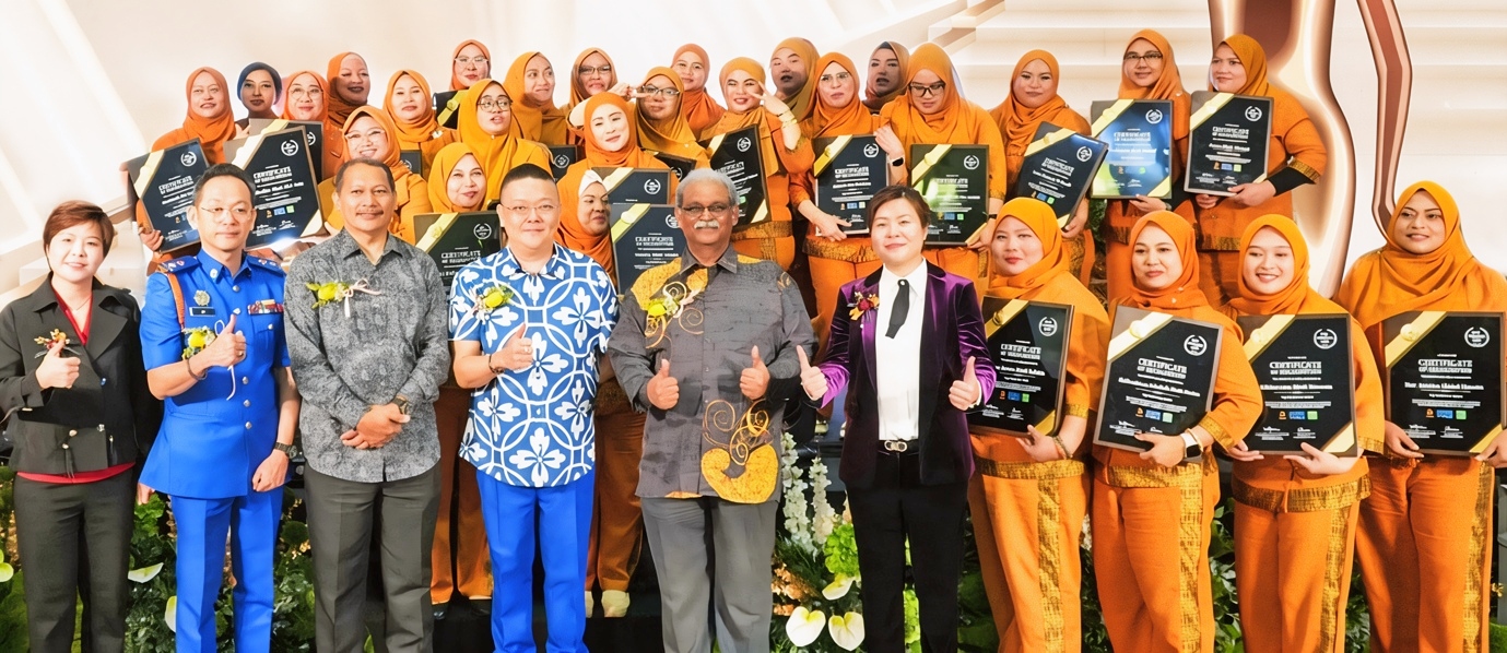 Officials from the Ministry of Health and the Prime Minister&rsquo;s Department at the Bidan Excellence Award ceremony