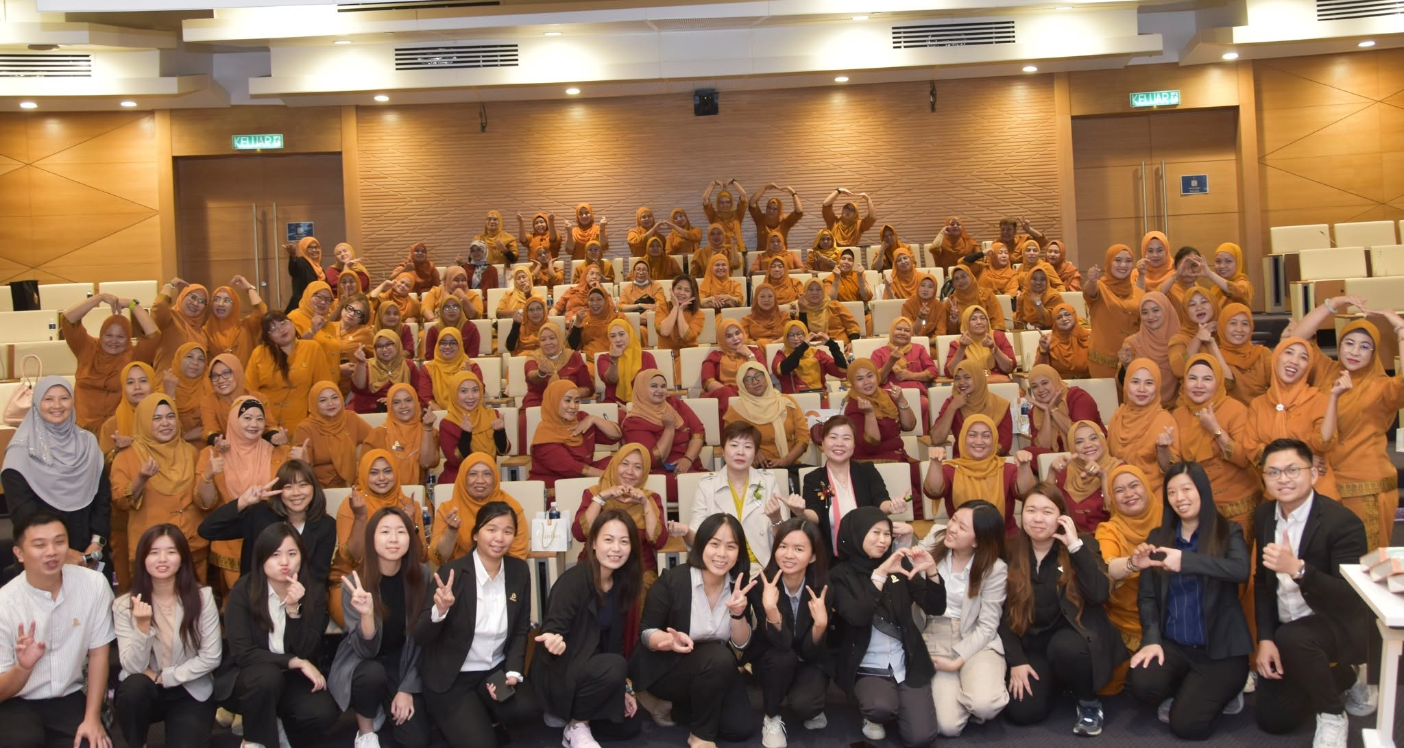 iBidan workforce group photo with officials
